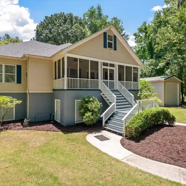 RIVERFRONT COMMUNITY LIVING MEETS PRIVATE ESCAPE