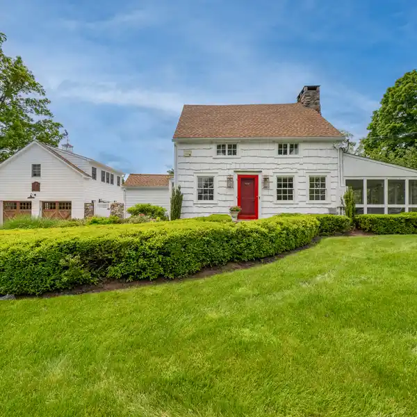 CHARMING ESTATE BACKING WEIR FARM TRAILS