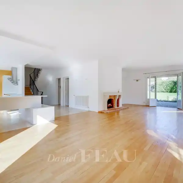 EXPANSIVE LIGHT-FILLED HOME