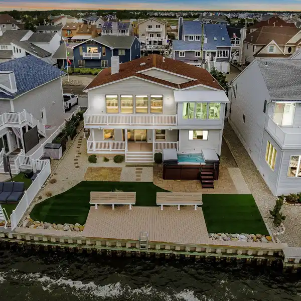 SEAWOOD HARBOR GEM WITH LUXE MODERN UPGRADES