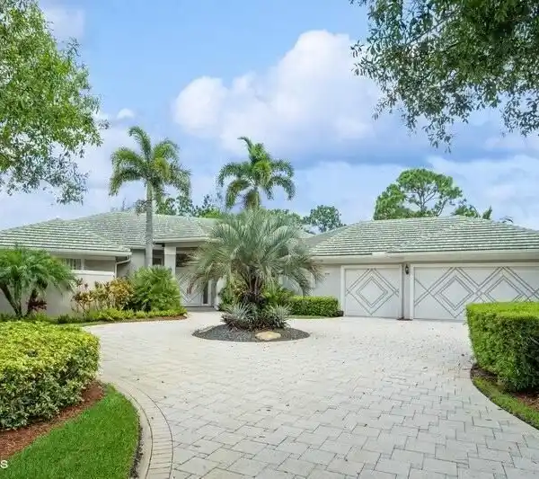 CHARMING OLD TRAIL HOME WITH SCREENED POOL & LUSH TROPICAL SETTING