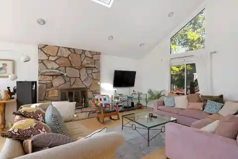 Striking Contemporary Rental in a Private Setting