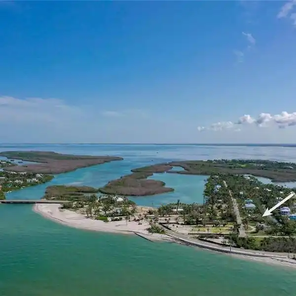 DEL SEGA WATERFRONT LOT WITH BOATLIFT