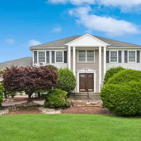 BEAUTIFULLY DESIGNED HOME NEAR NYC TRANSIT