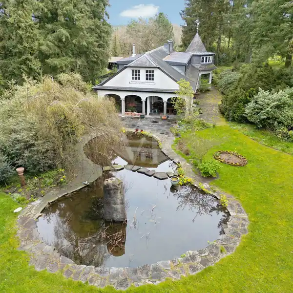 EXCEPTIONAL COUNTRY HOME