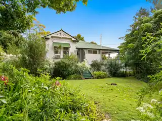 1913 Queenslander on Sprawling Property