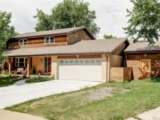 Beautiful Home in Sought-after Keewaydin Meadows