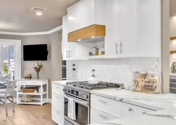 REFINED COASTAL LIVING IN CAPE COVE