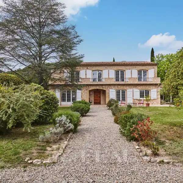 AIX HEIGHTS PROPERTY WITH HIDDEN SWIMMING POOL