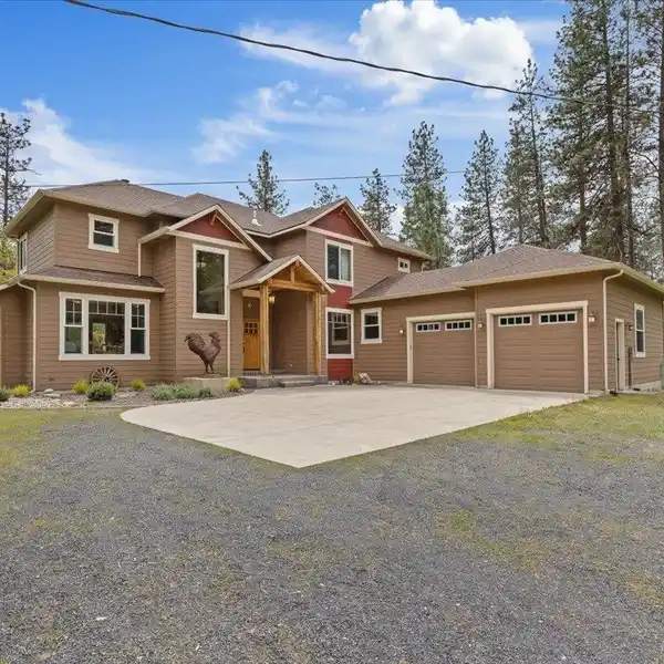 COMFORTABLE CRAFTSMAN STYLE HOME