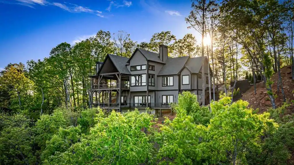 Newly Built Mountain Estate with Long-range Views