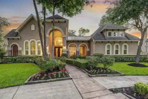 Grand Home on a Quiet Cul-de-sac