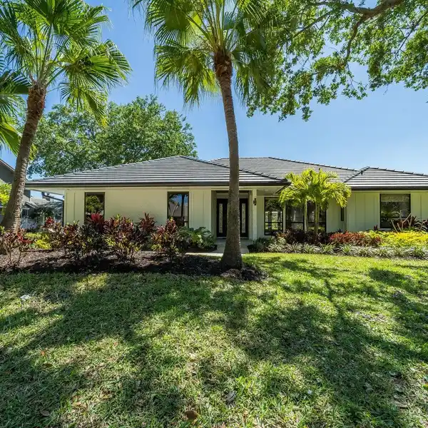 TRANQUILITY AND LUXURY IN RIVER RIDGE