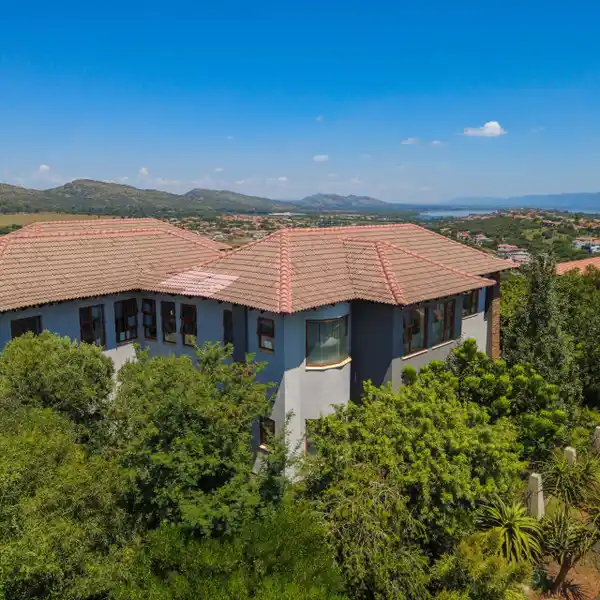 PRESTIGIOUS HOME IN XANADU NATURE ESTATE