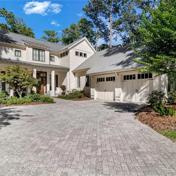 MODERN LOW COUNTRY HOME WITH GOLF COURSE VIEWS