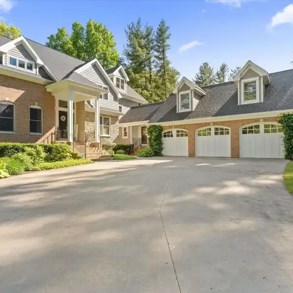 WATERFRONT LUXURY LIVING AT ITS FINEST