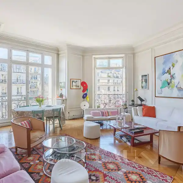 CORNER APARTMENT BATHED IN SUNSHINE