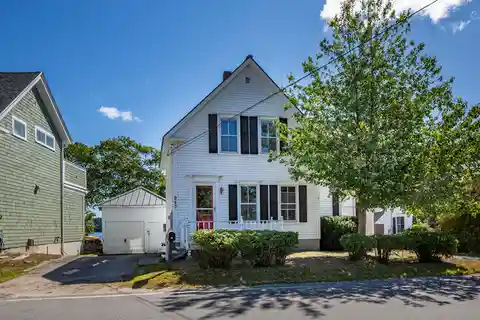 Classic New Englander in Cundy’s Harbor Village