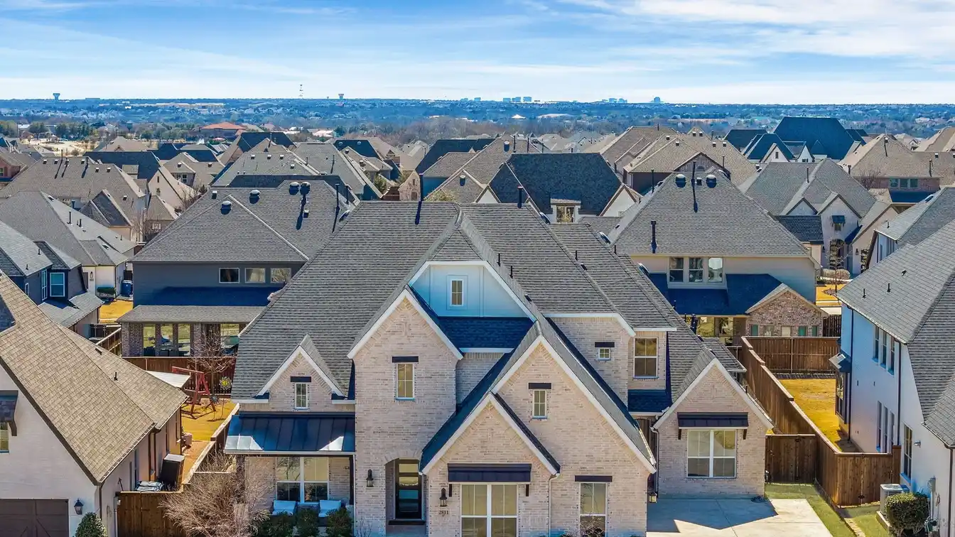 Luxurious Living in Award-winning Mustang Lakes