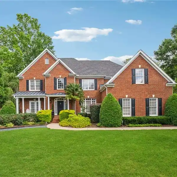 THE PERFECT BALANCE OF SUBURBAN TRANQUILITY AND CONVENIENCE