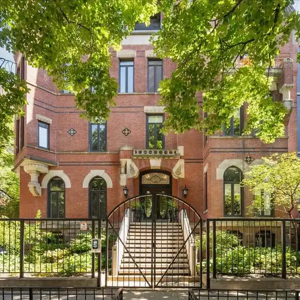 ICONIC GOLD COAST NEWBERRY MANSION