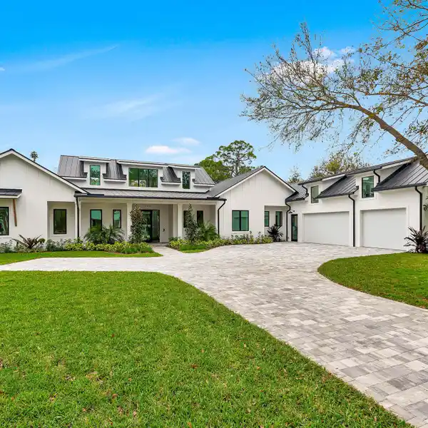 EXTRAORDINARY RESIDENCE IN COVETED PENNOCK POINT