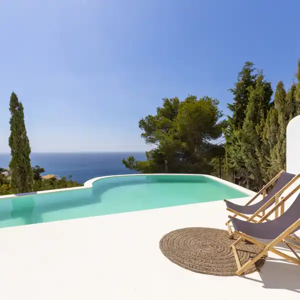 COASTAL VILLA WITH SEAMLESS INDOOR-OUTDOOR LIVING