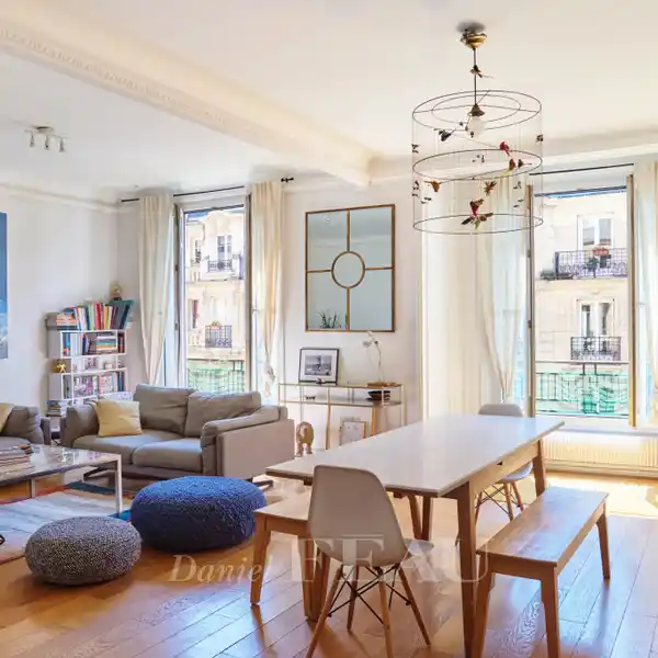SOUTHWEST-FACING CHARM IN CONVENTION DISTRICT