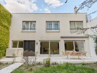 Elegant Mid-Century Property with Large Private Garden
