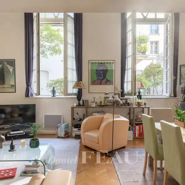 EXCLUSIVE APARTMENT IN A RENOVATED PRIVATE MANSION