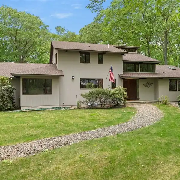 DRAMATIC MID-CENTURY MODERN HOME