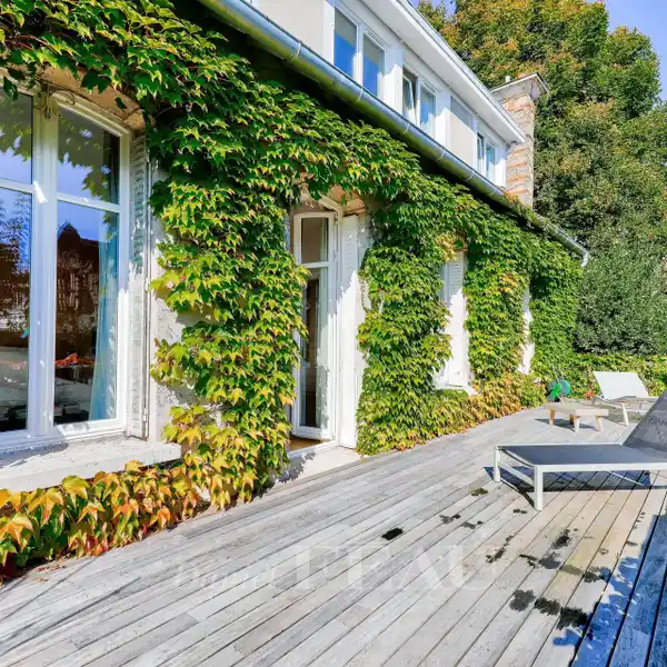 SPACIOUS CLASSIC HOME IN PRIME WALKABLE LOCATION