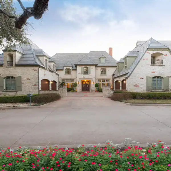 EXCEPTIONAL ESTATE IN GATED LAKE FOREST