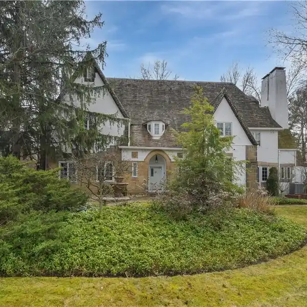EXQUISITE ENGLISH MANOR