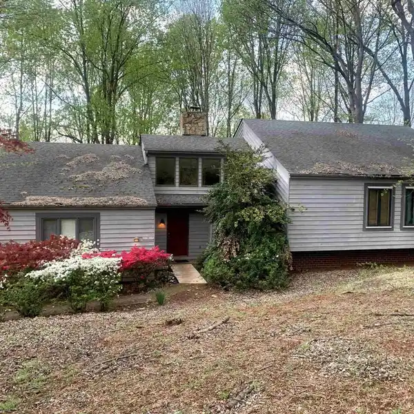 UNIQUE MOUNTAINSIDE SETTING IN DESIRABLE ASHCROFT