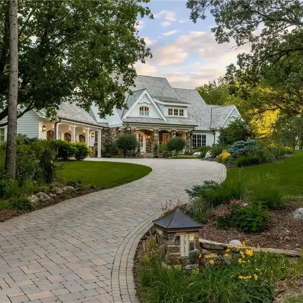 STATELY HOME ON 3.5 ACRES