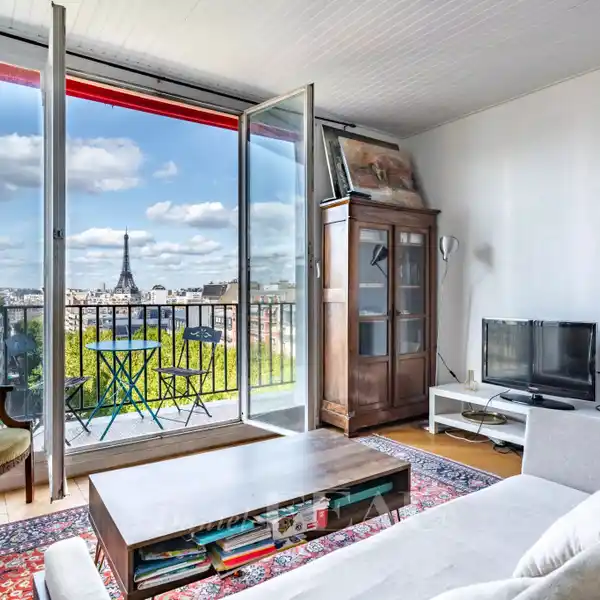 PEACEFUL APARTMENT WITH A COMMANDING VIEW