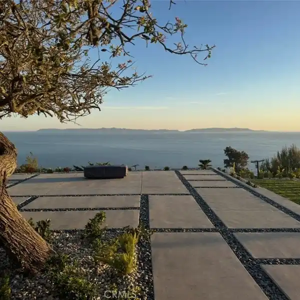 CHIC RESIDENCE WITH BREATHTAKING VIEWS