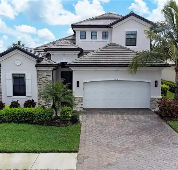 STUNNING LAMORADA HOME WITH RESORT-STYLE AMENITIES