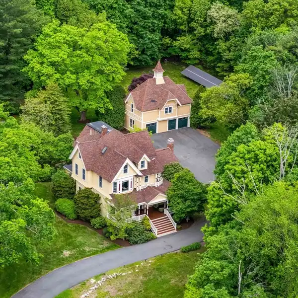 VICTORIAN MASTERPIECE ON 2.53 ACRES